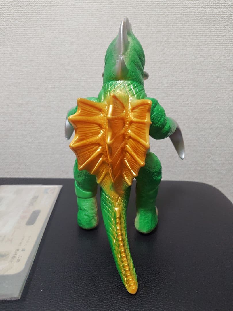 ブルマァク ガイガン メタリックグリーン 肌色成型 ソフビ