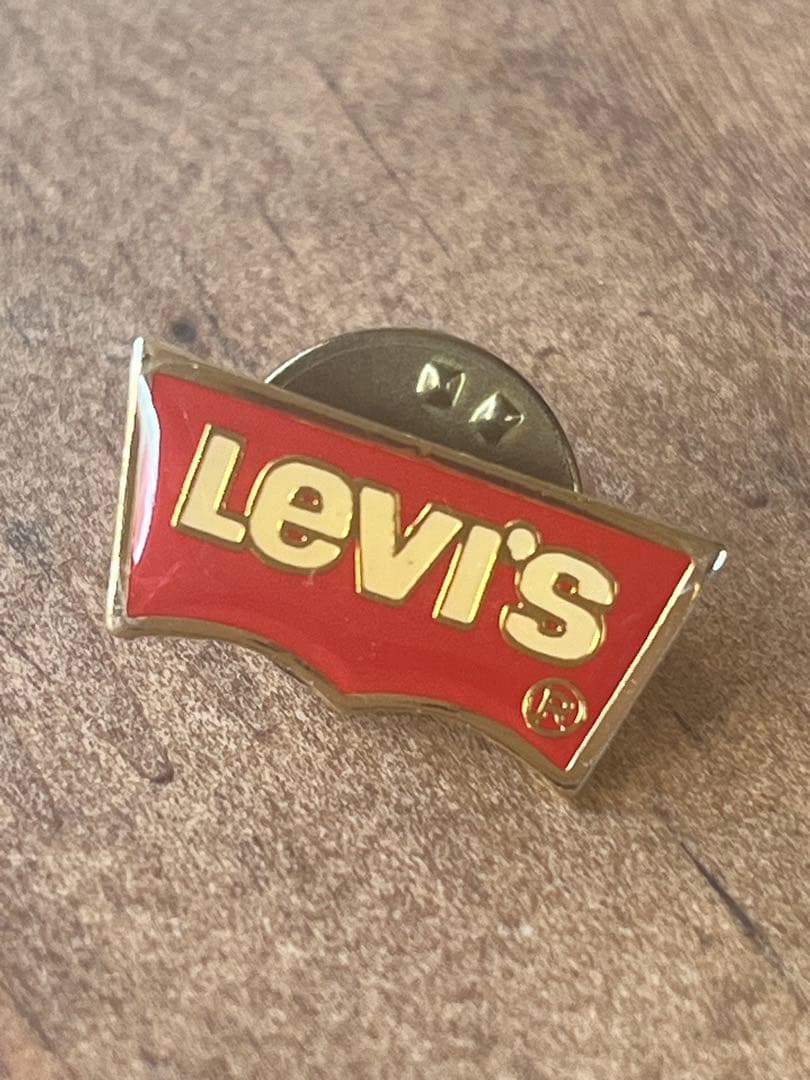 Levi'sリーバイス社員バッチ - メルカリ