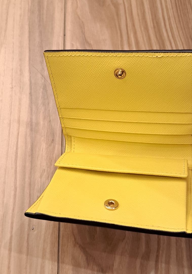MARNI マルニ 二つ折り財布 ショッパー・箱・布袋つき
