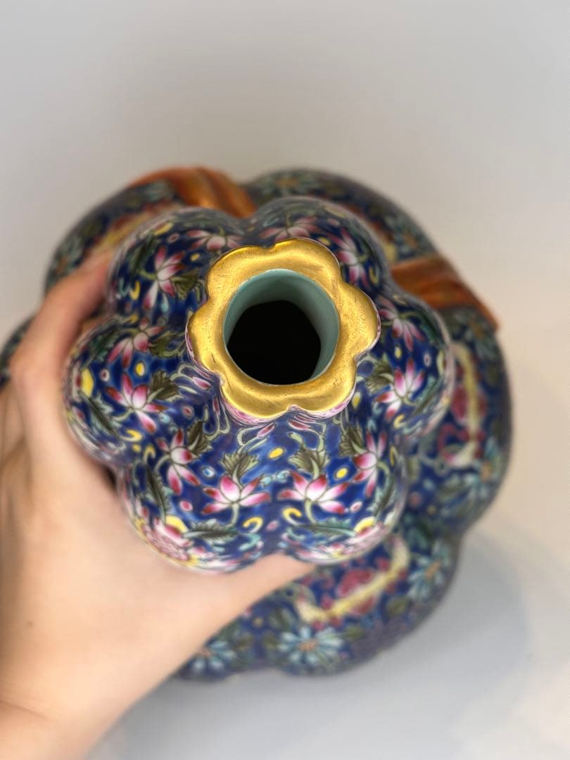 中国清代 乾隆年製款 藍釉金彩 葫蘆形賞瓶（荷花・寿