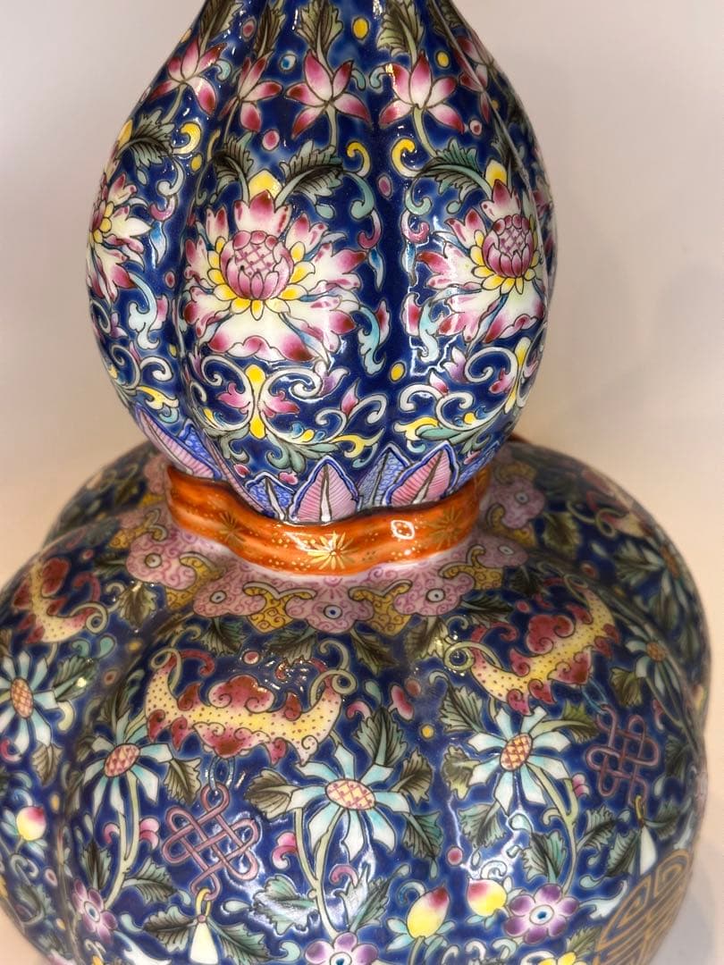 中国清代 乾隆年製款 藍釉金彩 葫蘆形賞瓶（荷花・寿