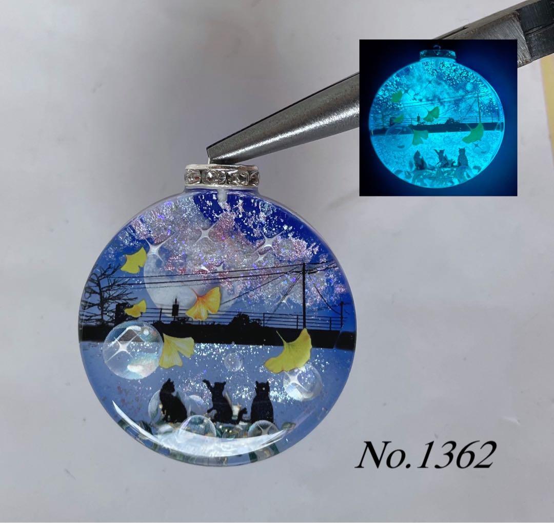 レジン/銀河のメロディと子猫達 蓄光 オルゴナイトネックレス