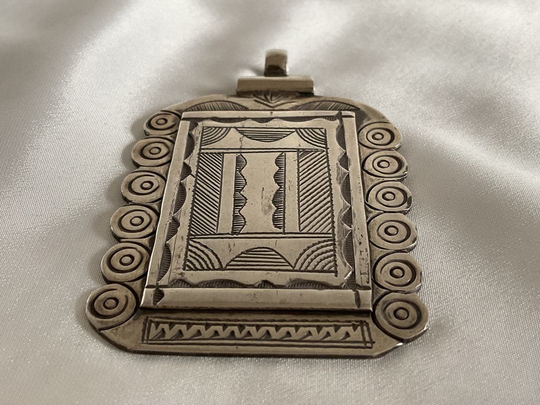 ヴィンテージ！モロッコ「トゥアレグ族 銀細工」ペンダントヘッド