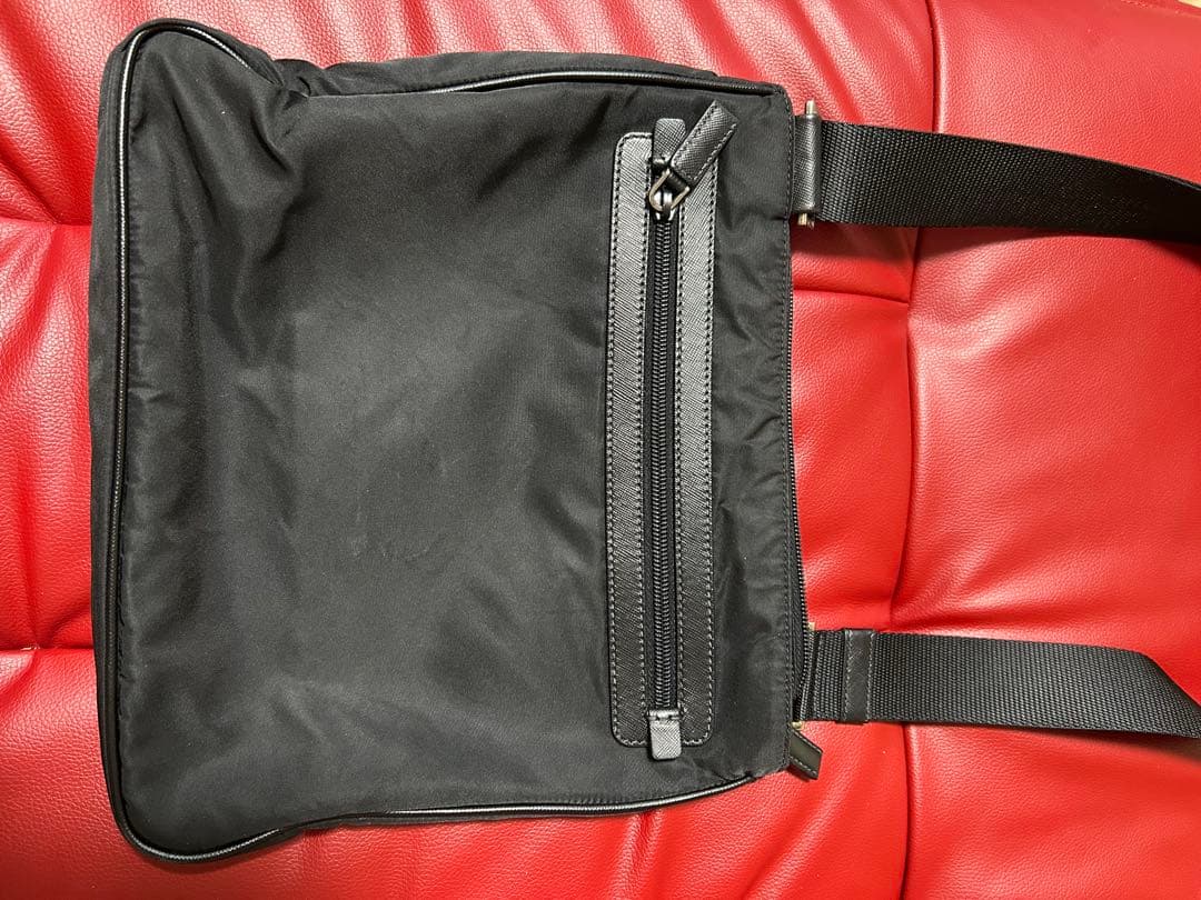 PRADA プラダ　ショルダーバッグ　斜めがけ　三角ロゴ