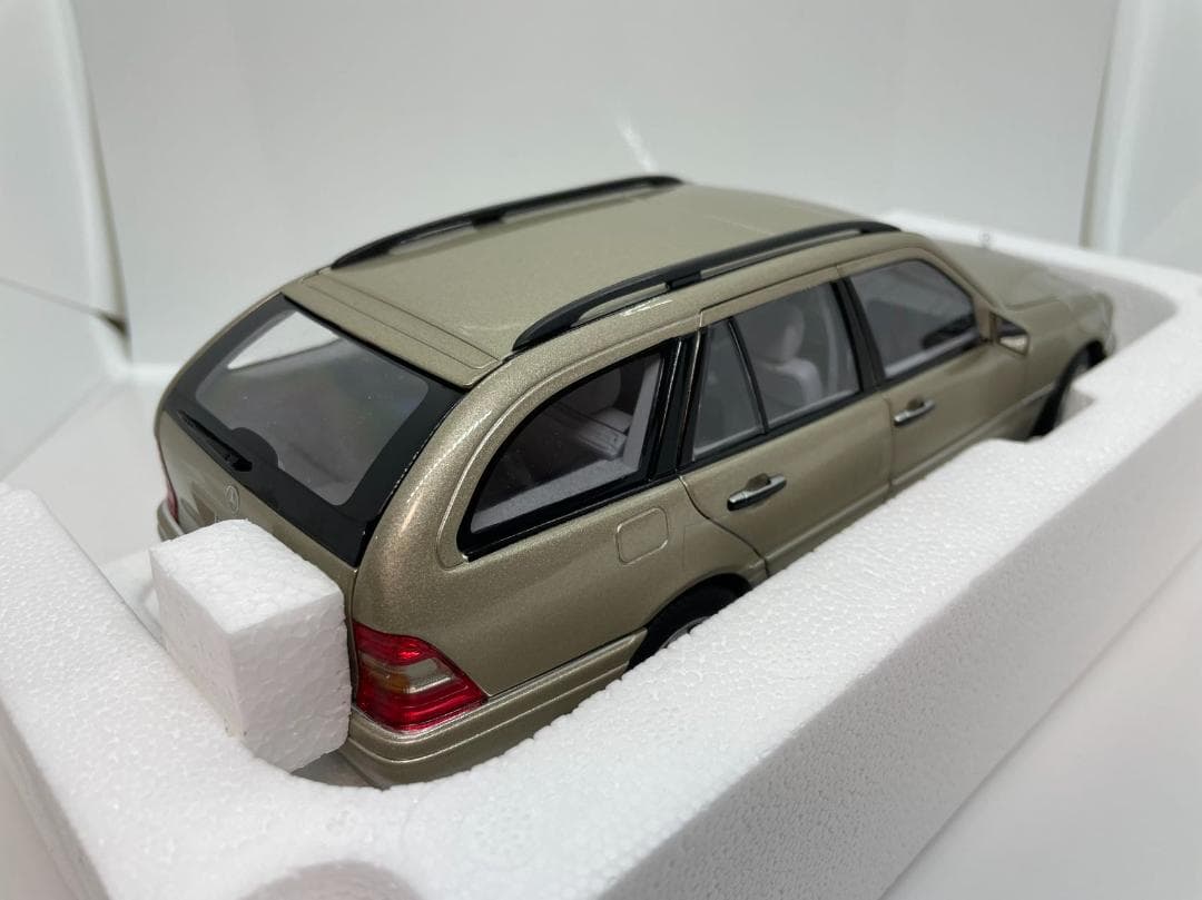 304-037 ノレブ 1/18 ベンツ C-Class T-Model