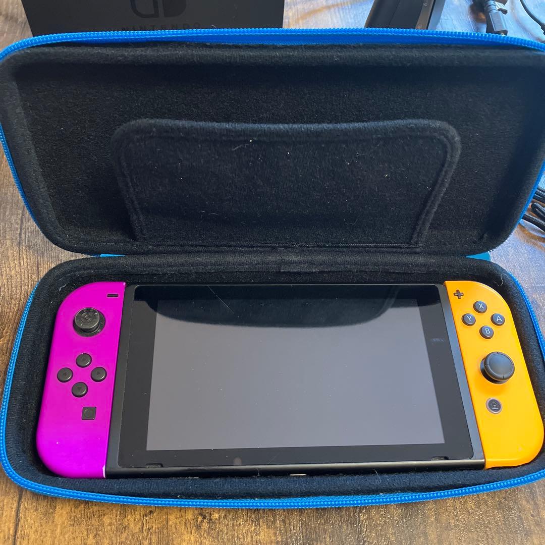 さ*る様 Switch本体、Joy-Con４本、Joy-Con充電器、ケース付き