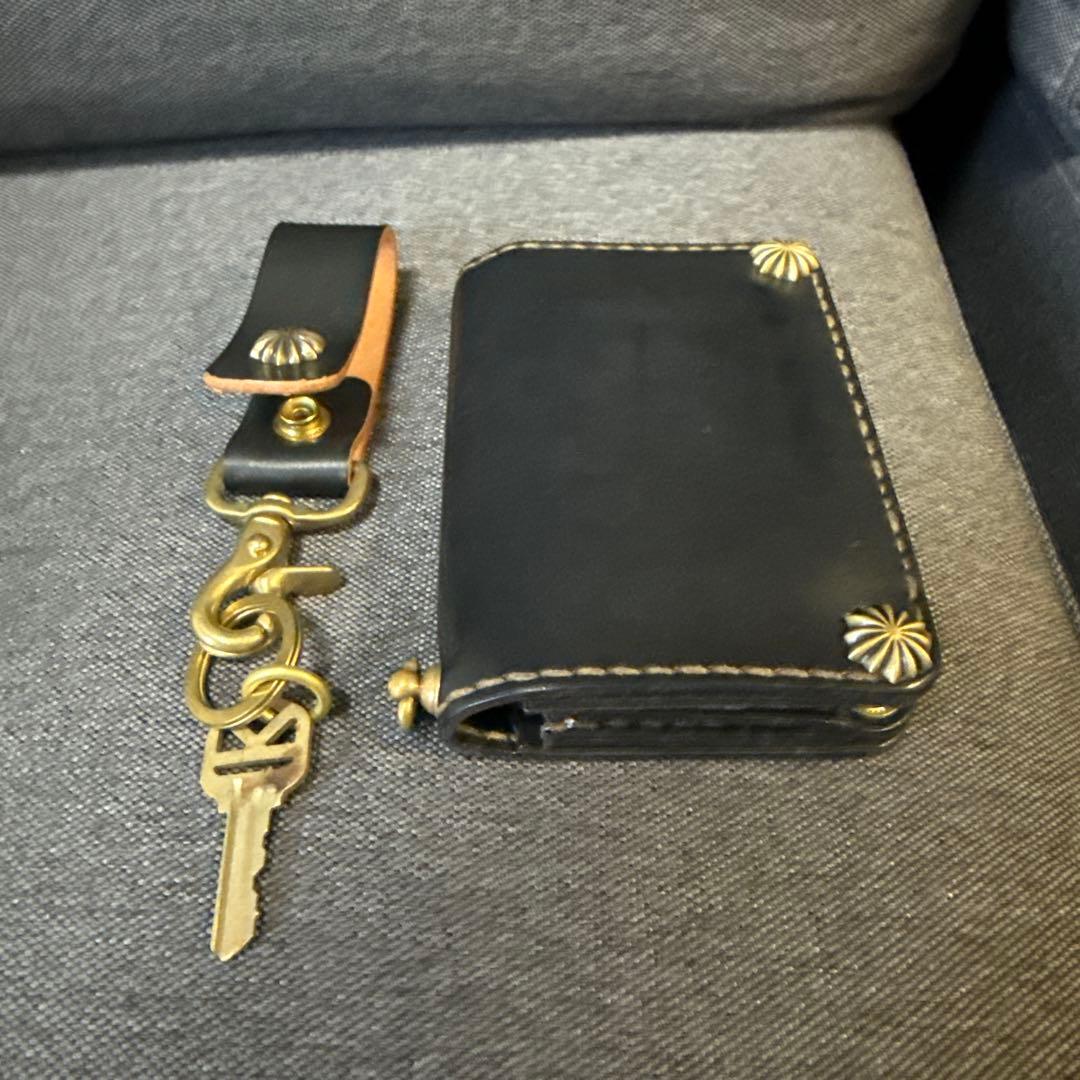 トラッカーウォレット　黒のレザー ミニ財布 金色装飾付き