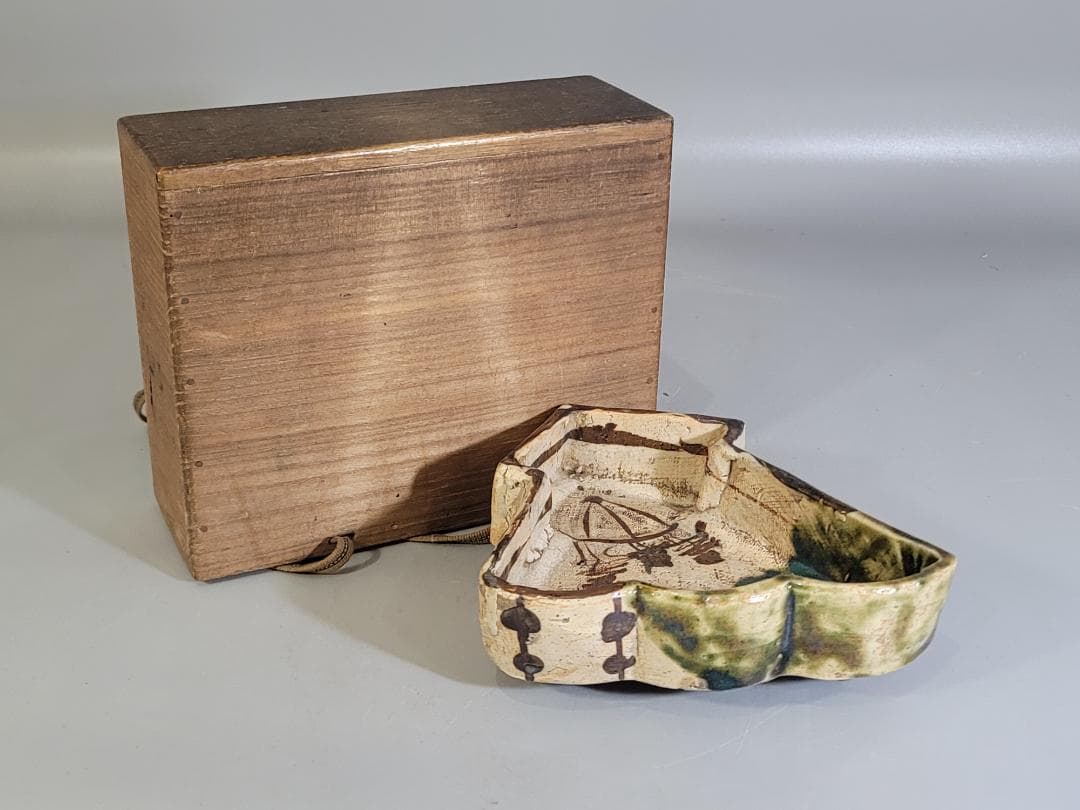 古美術 時代 織部 向付 花地蔵 - 織部網干文扇面形火入・向付 | 古美術品専門サイト fufufufu.com