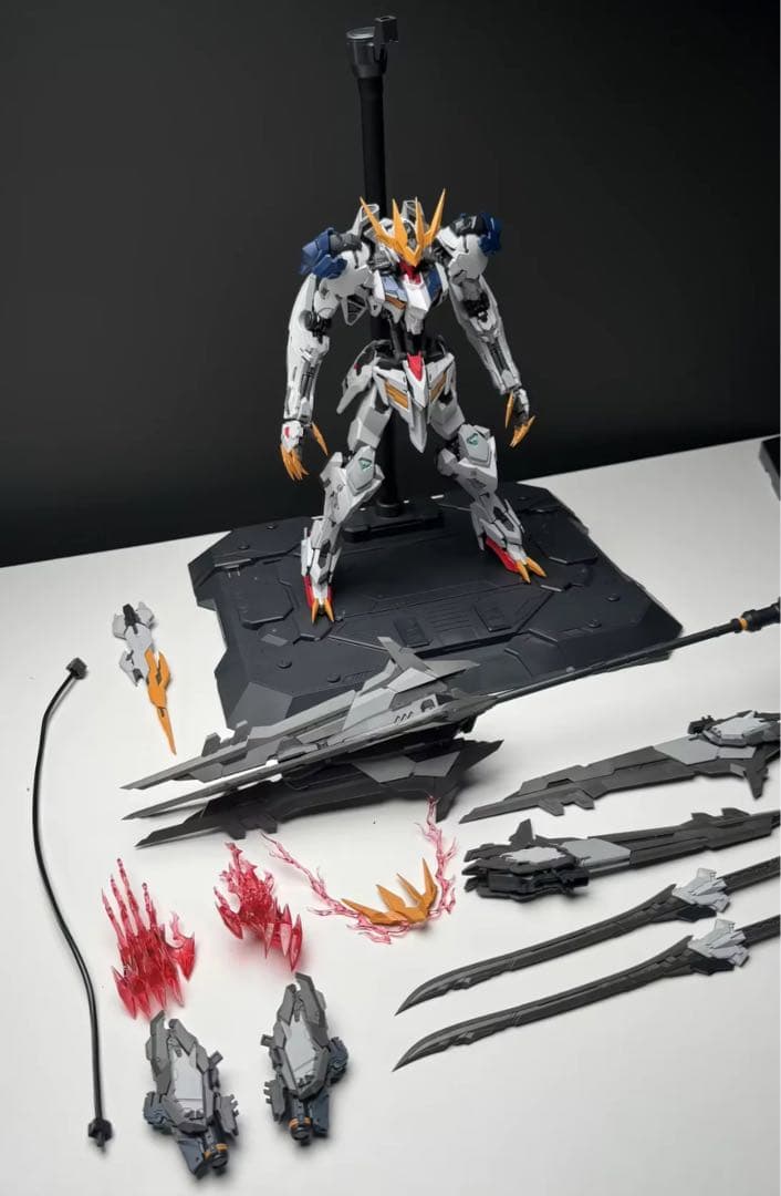 新品 MG級プラモデル 1/100 ガンダム バルバトスルプスレクス 似 狼王