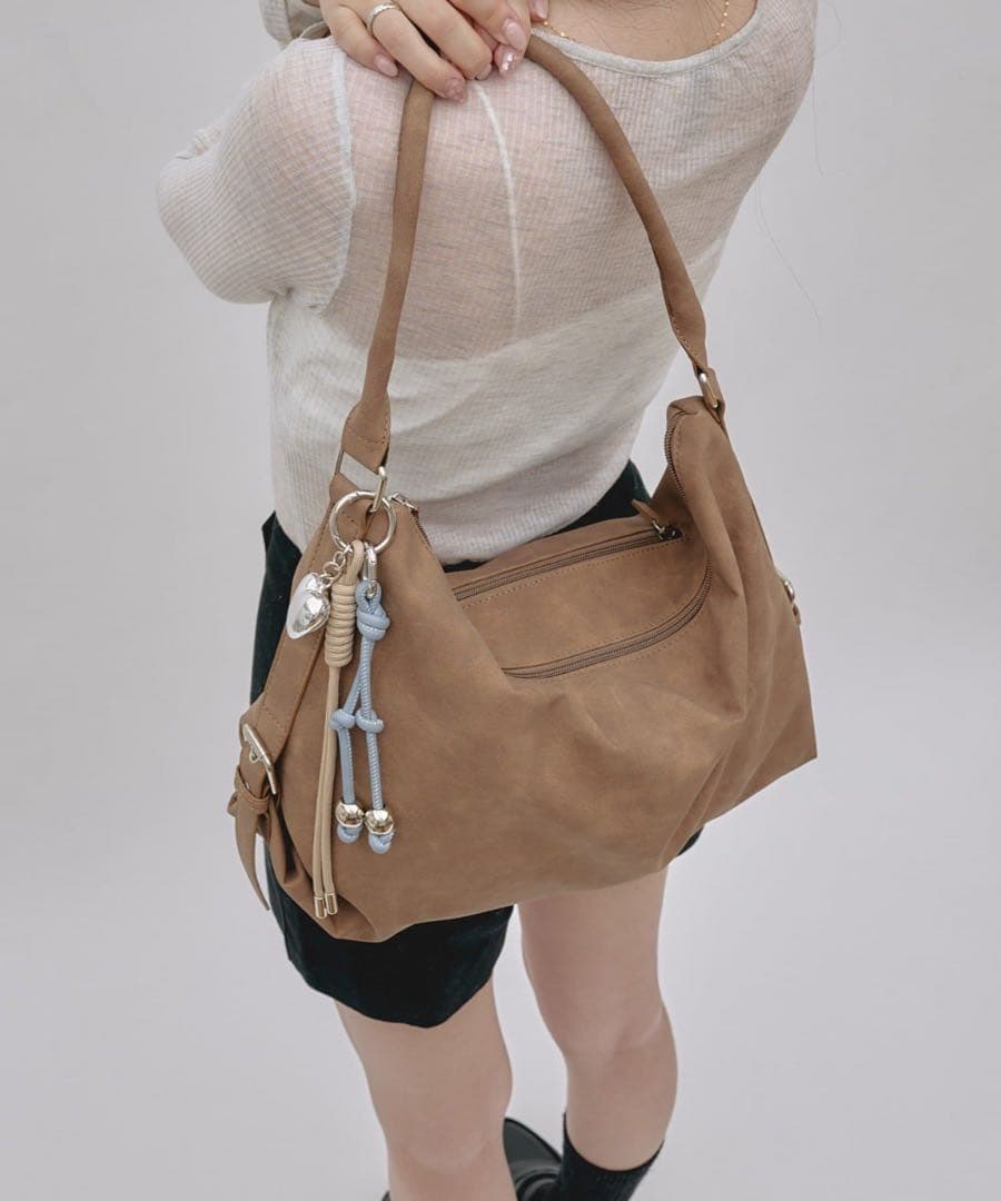 【yomo企画】チャーム付きワンハンドルベルトデザインバック