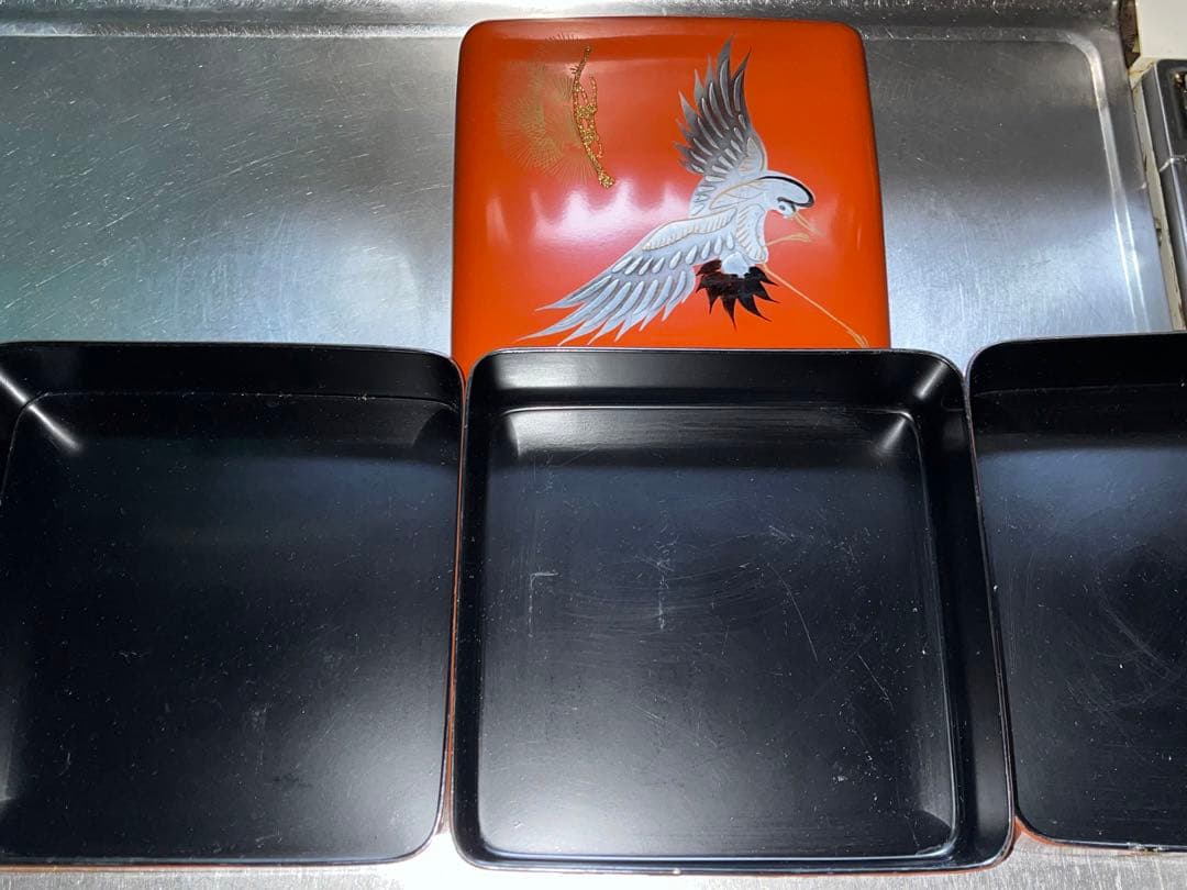 洗朱四ツ揃枠足 錆老松鶴 洗朱四ツ揃お屠蘇 鶴と松の絵柄 &重箱 鶴と松