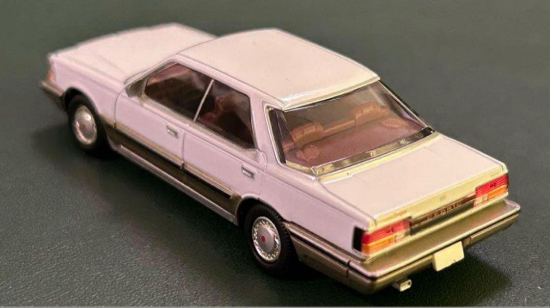 トミカリミテッドヴィンテージネオ ニッサン セドリック V30 白