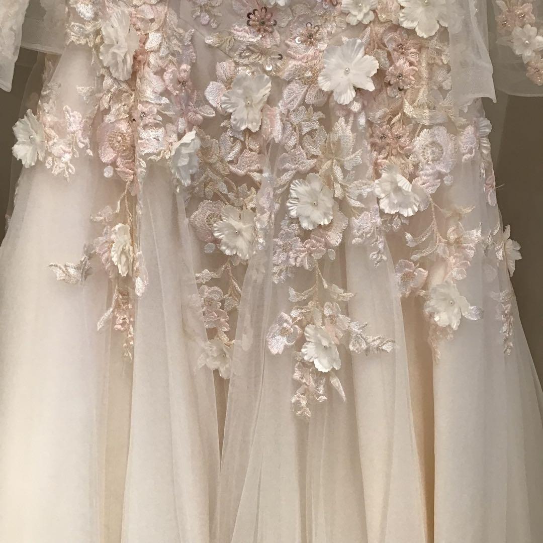 花刺繍オフショルダープリンセスラインウェディングドレス