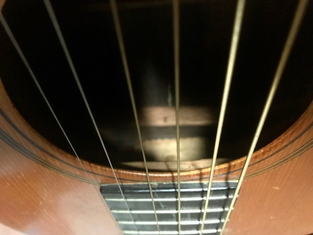 小さめのギター　HOWARD E.B.GUILD