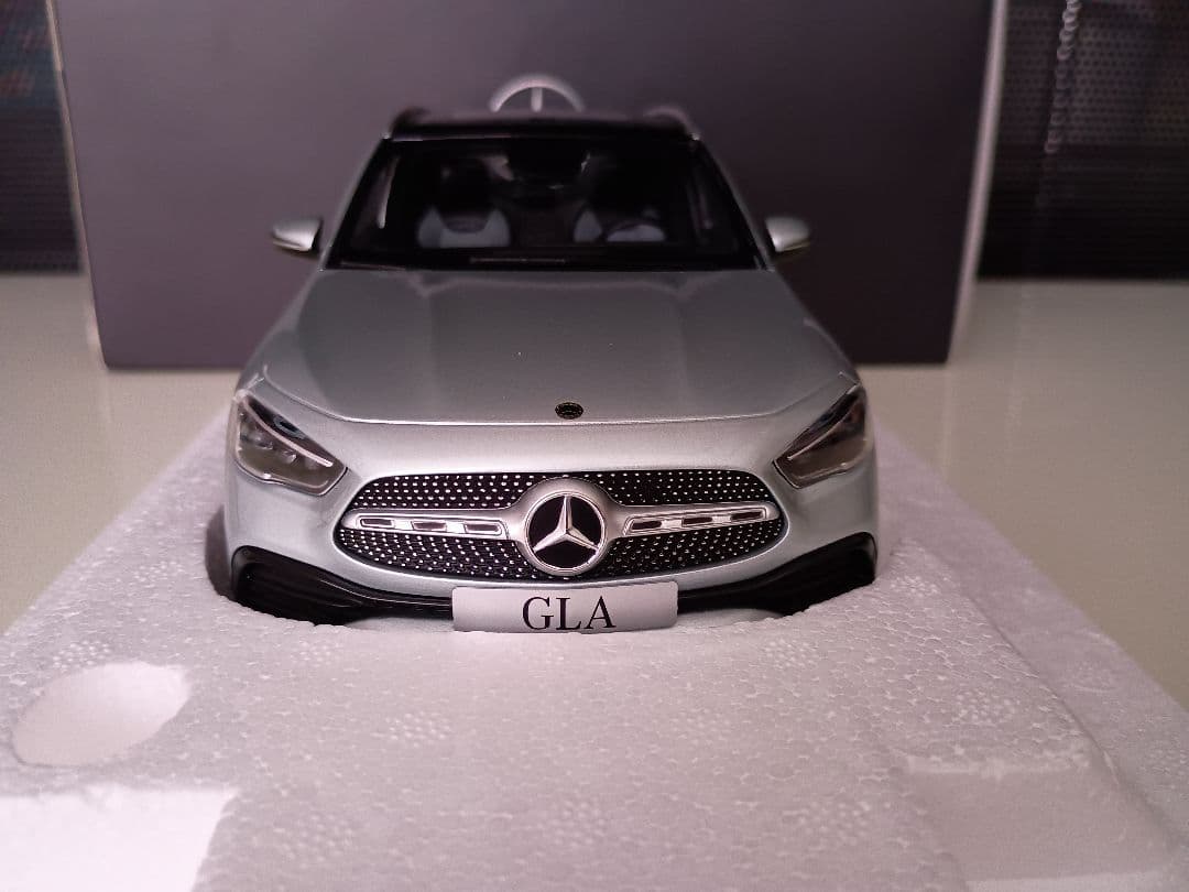 メルセデス特注 メルセデスベンツ GLA Mercedes Benz 1/18