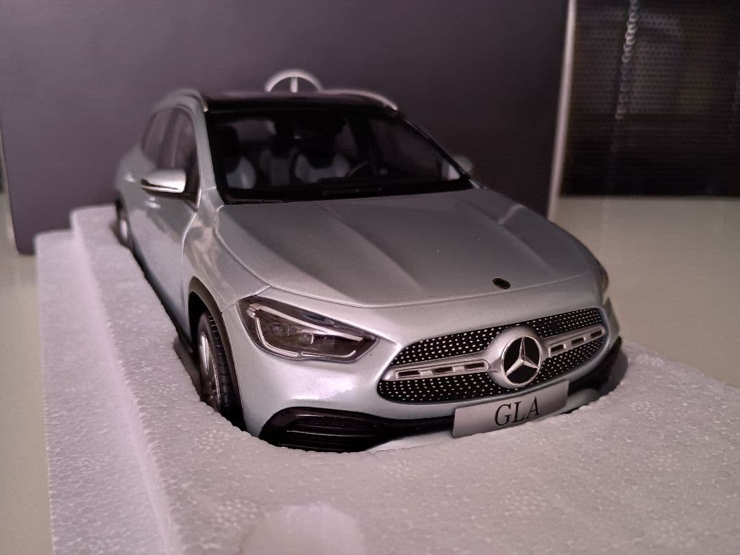 メルセデス特注 メルセデスベンツ GLA Mercedes Benz 1/18