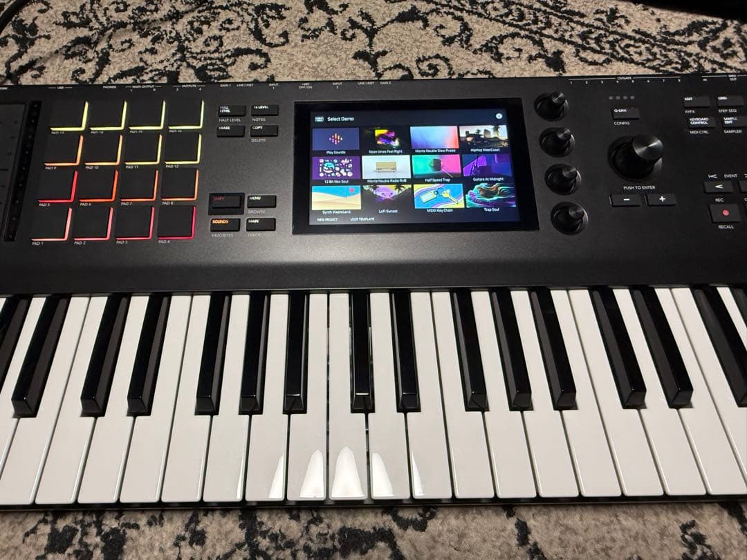 アカイAKAI MPC Key61 シンセサイザー 内蔵SSD換装済