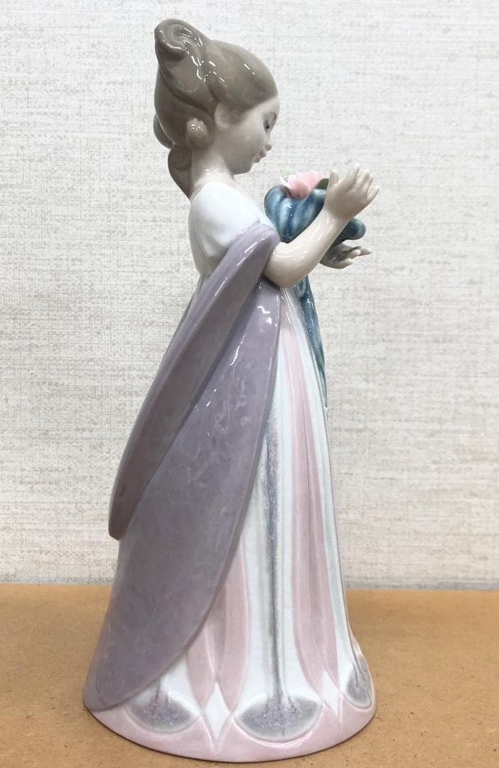 リヤドロ□花束を抱きしめている少女 磁器人形 フィギュア 置物