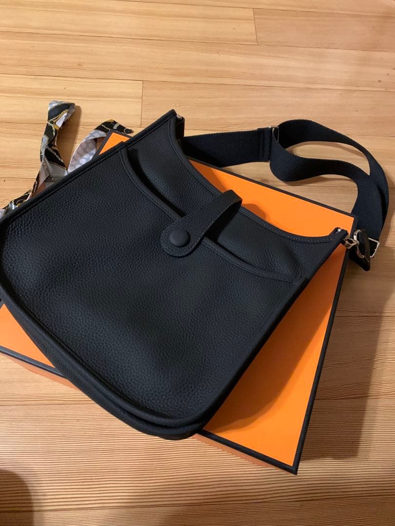 Hロゴ Hパンチング ショルダーバッグ ストラップ 高級革 ブラック