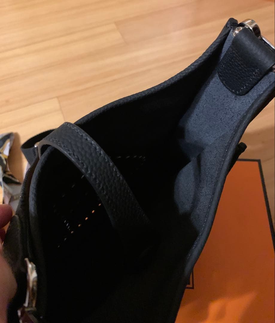 Hロゴ Hパンチング ショルダーバッグ ストラップ 高級革 ブラック