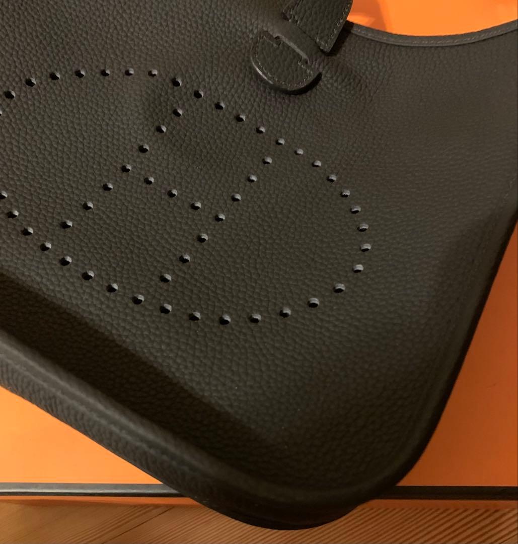 Hロゴ Hパンチング ショルダーバッグ ストラップ 高級革 ブラック