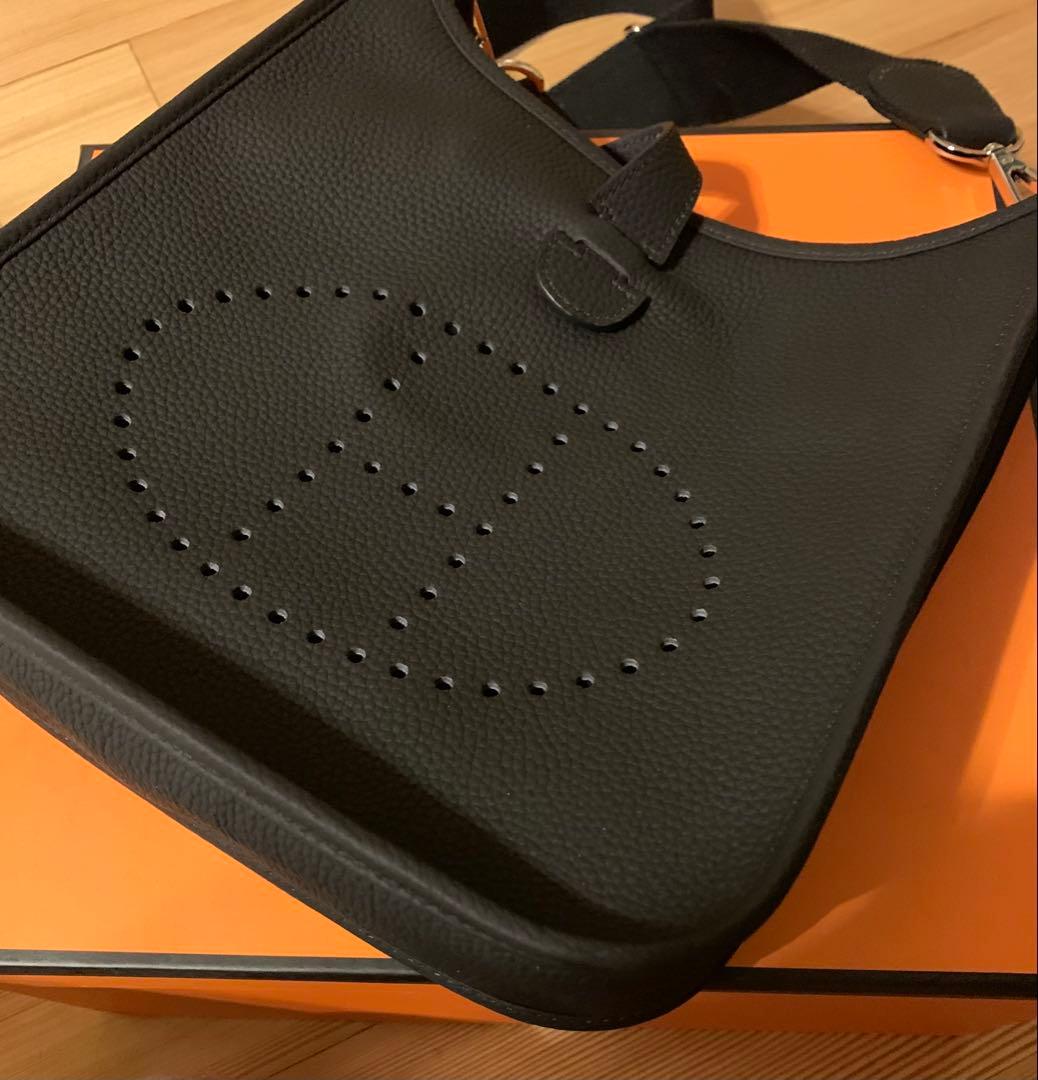 Hロゴ Hパンチング ショルダーバッグ ストラップ 高級革 ブラック