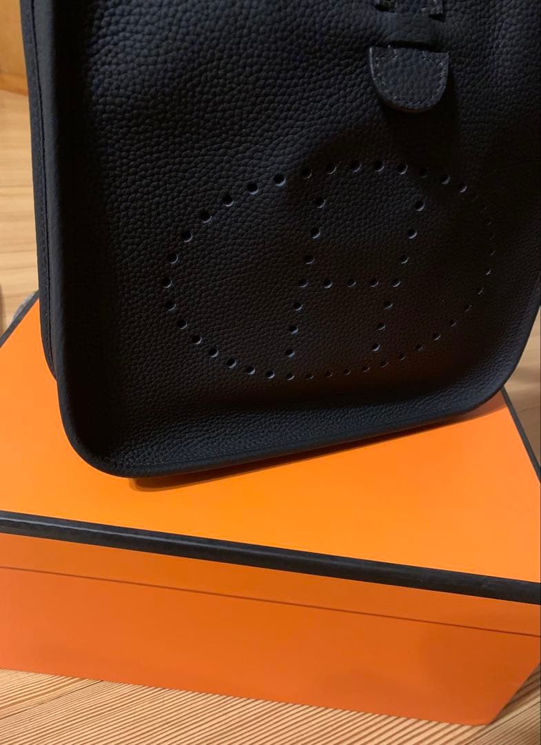 Hロゴ Hパンチング ショルダーバッグ ストラップ 高級革 ブラック