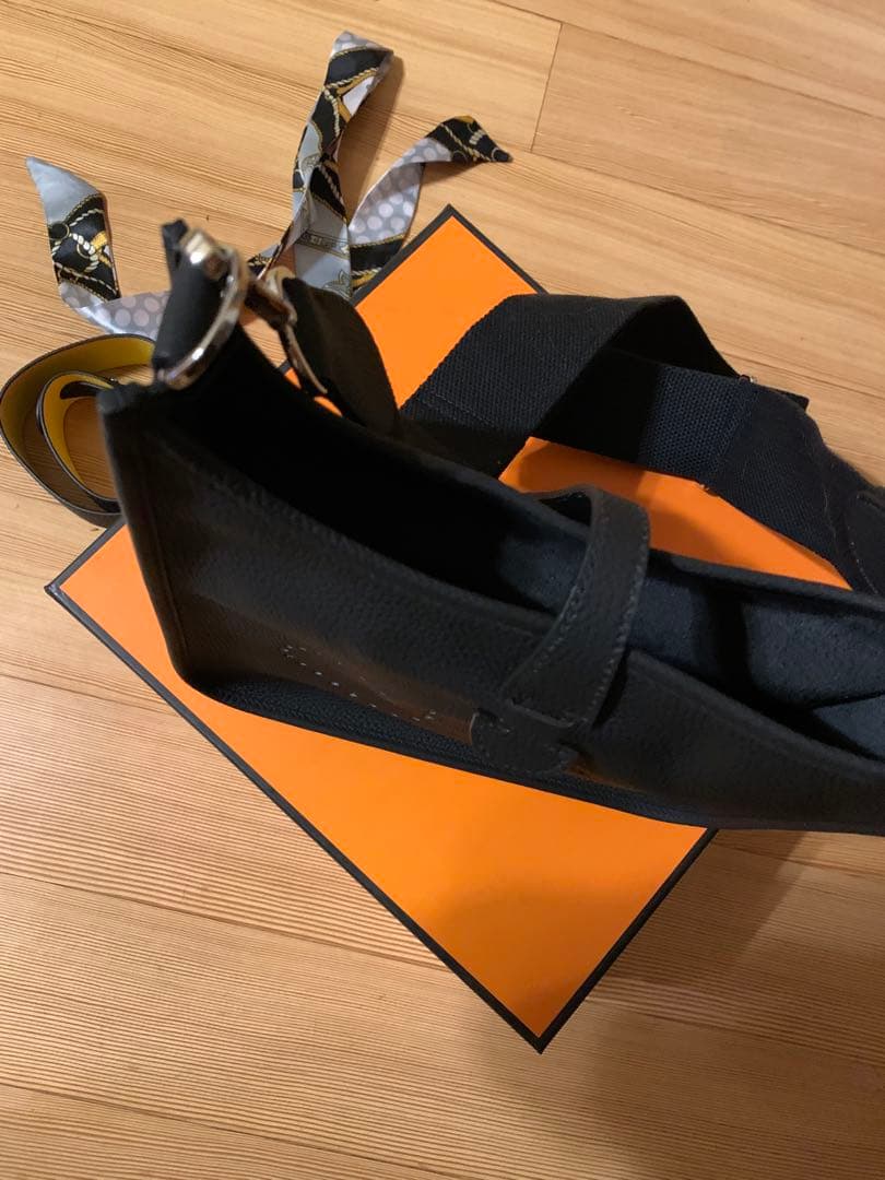 Hロゴ Hパンチング ショルダーバッグ ストラップ 高級革 ブラック