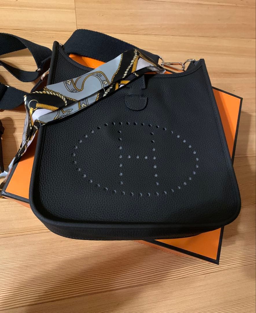 Hロゴ Hパンチング ショルダーバッグ ストラップ 高級革 ブラック