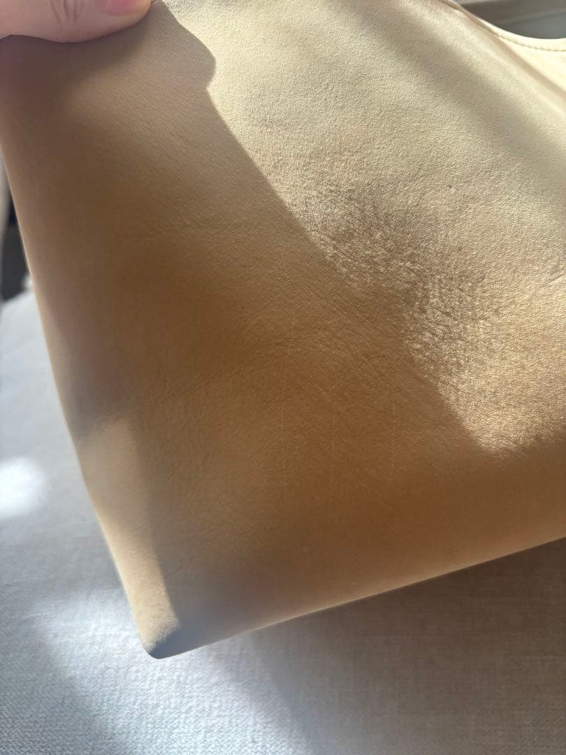 エトレトウキョウ　ナローショルダーランドスケープレザーバッグ　ベージュ