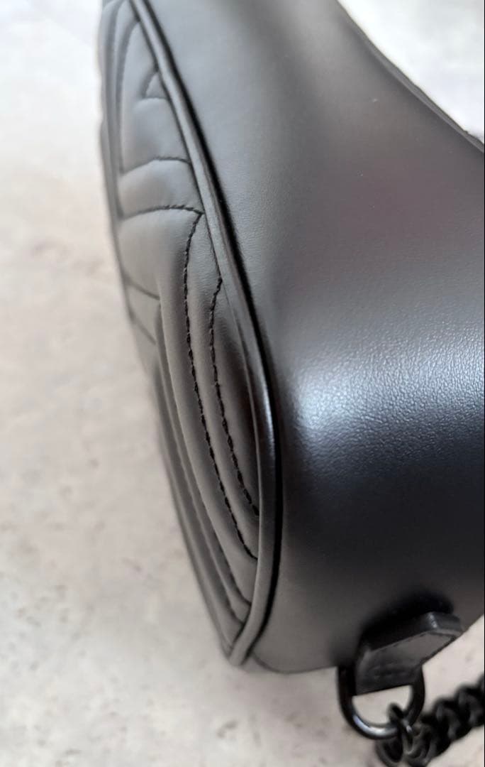 GUCCI GGマーモント キルティング スモール ショルダーバッグ