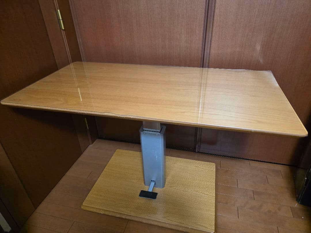 ［幅120cm］ 移動がしやすいキャスター付き昇降式テーブル　テーブルマット付き