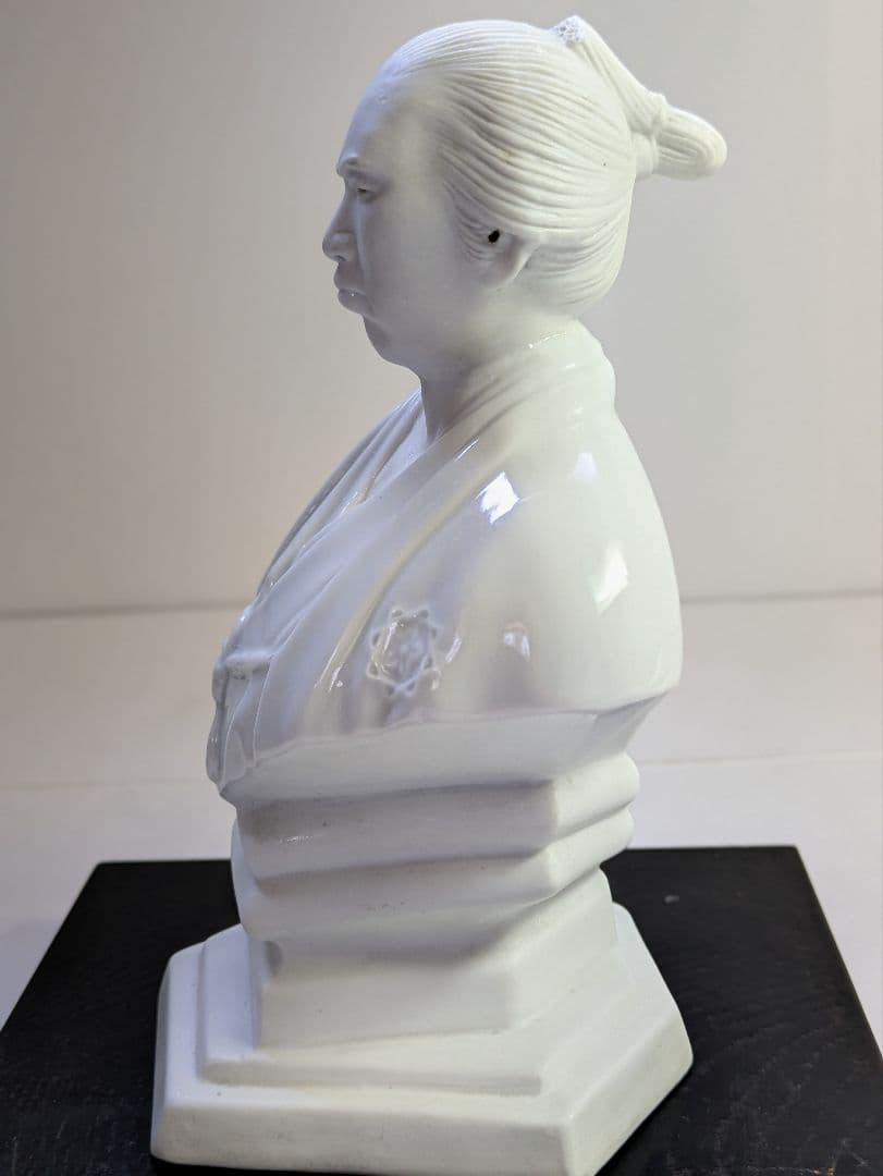 有田焼、十二代酒井田柿右衛門作、『白磁坂本龍馬胸像』、銘「角