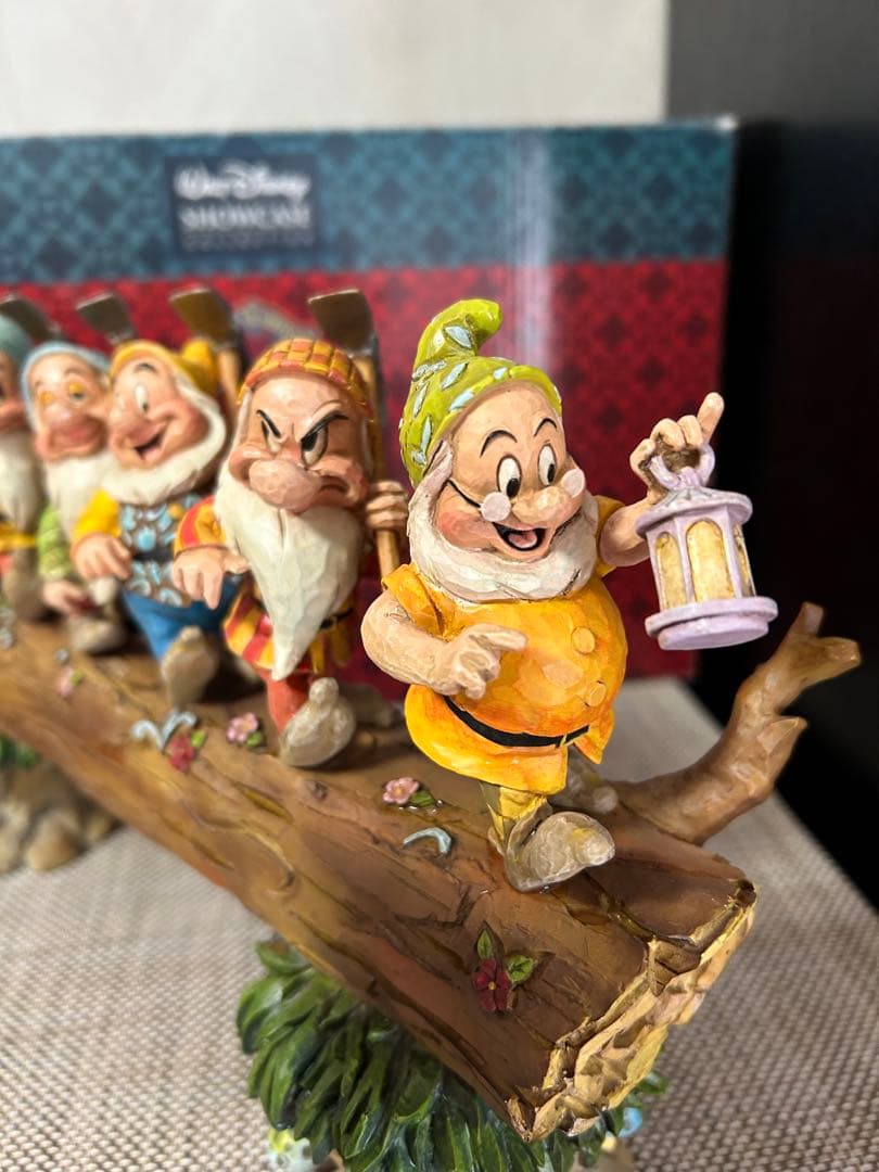ディズニー　７人の小人　ジム・ショア　木彫り調フィギュア 家路への行進