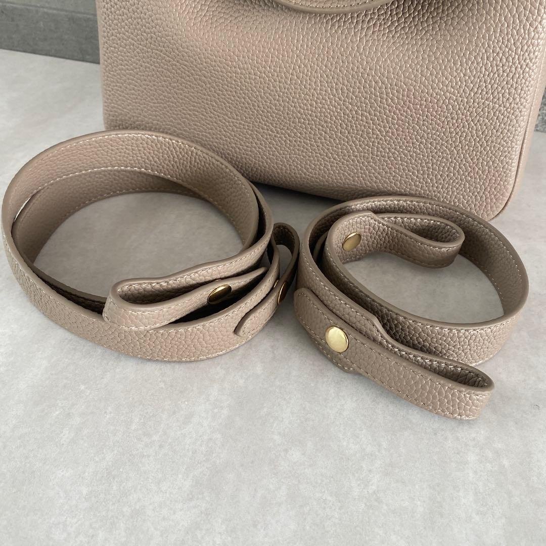 ベージュ ショルダーバッグ