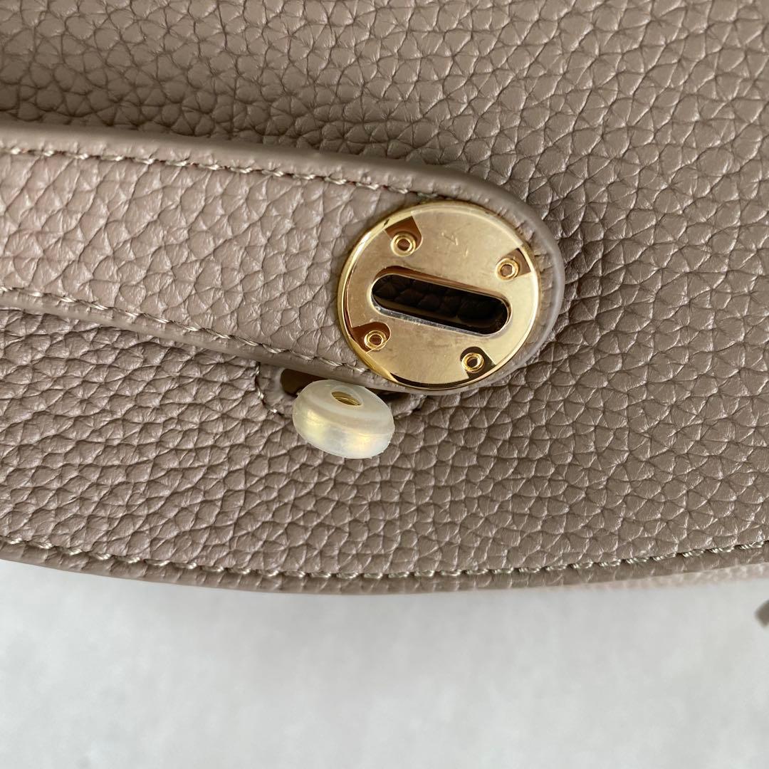 ベージュ ショルダーバッグ