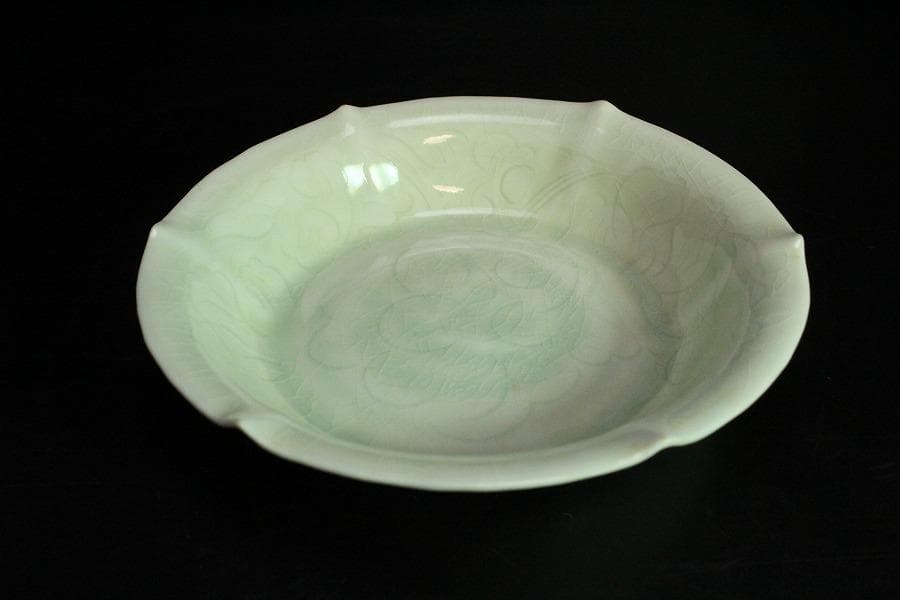 中国美術 白磁 刻草花紋 盤 φ16cm 影青(K-XA680)