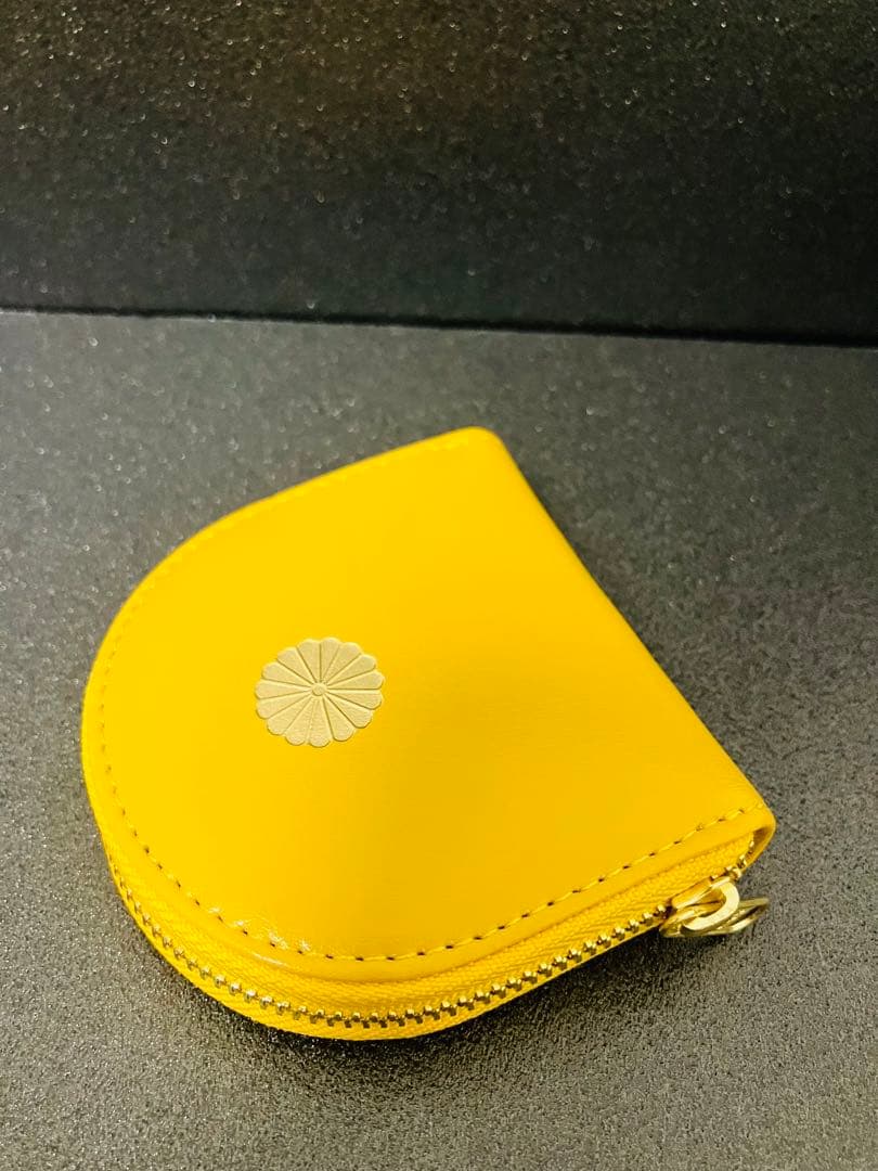 【皇居限定】菊の紋 イエロー馬蹄型小銭入ケース 黄色 財布 （新品未使用)