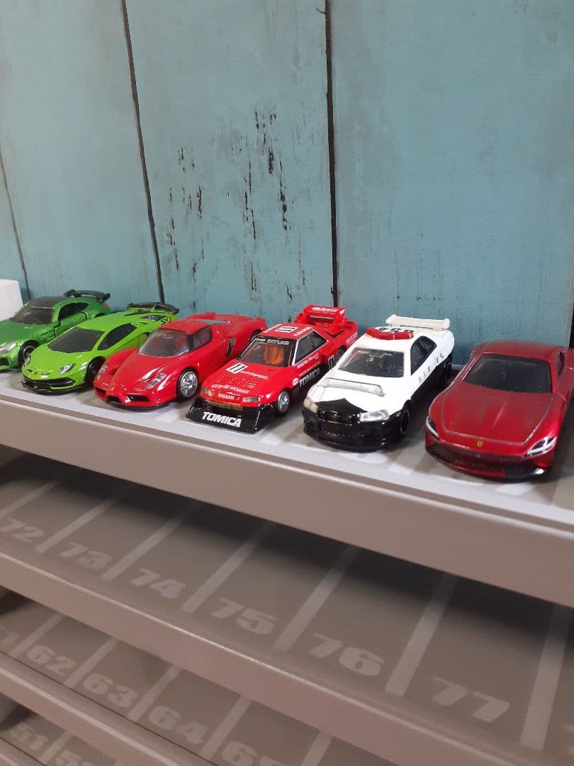 自作トミカ収納棚110台ロングトミカロータリー交差点付