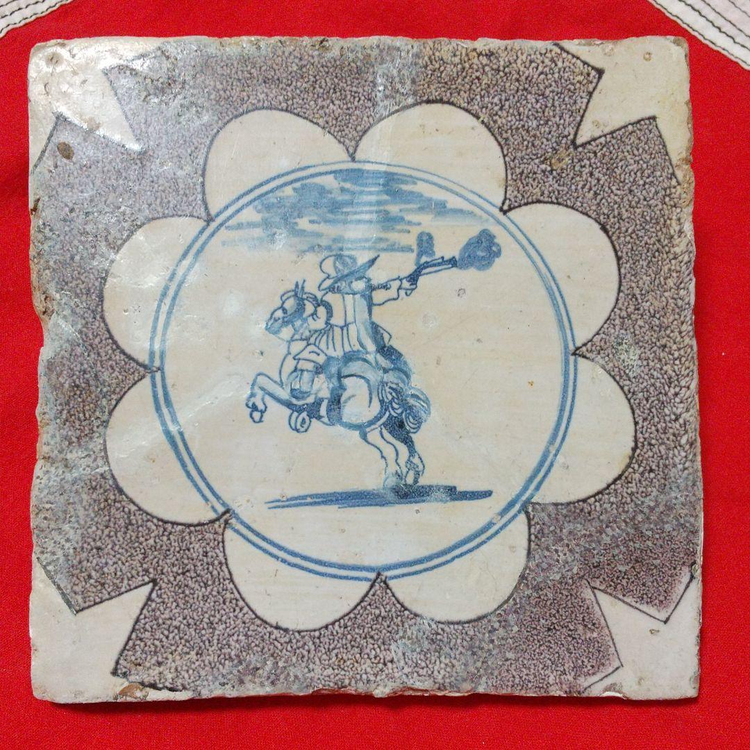 アンティークオランダデルフト焼のタイル馬に乗った騎士