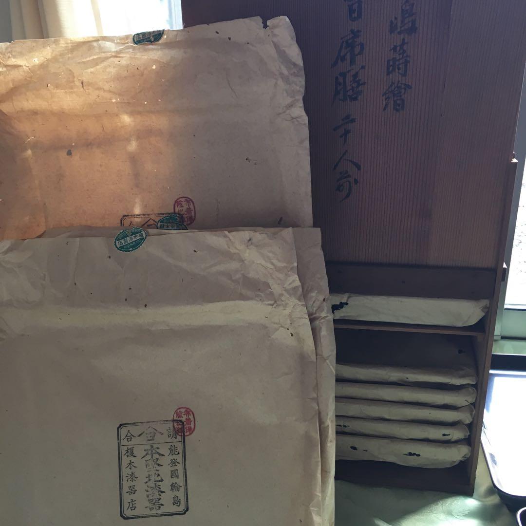 輪島塗本堅地漆器　梅蒔絵の四方脚付膳　　同梅蒔絵　栗色蓋付碗　各五客セット