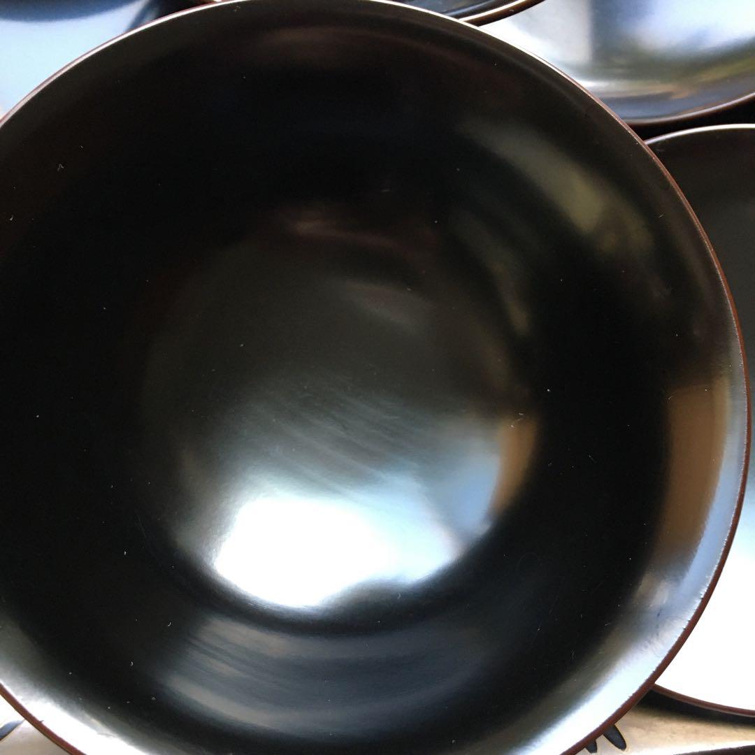 輪島塗本堅地漆器　梅蒔絵の四方脚付膳　　同梅蒔絵　栗色蓋付碗　各五客セット