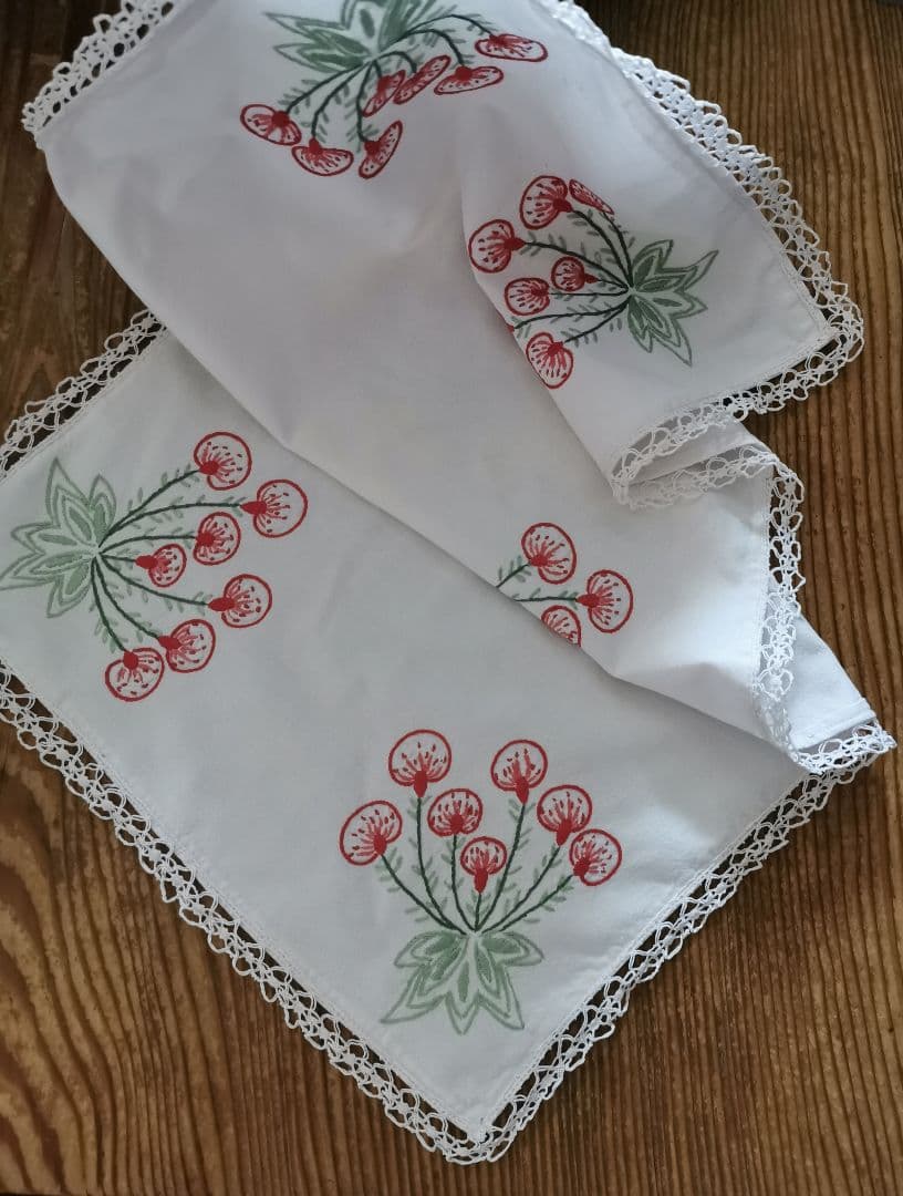 アンティークフランス サクランボに似た花刺繍の桜色ランナー ニードル