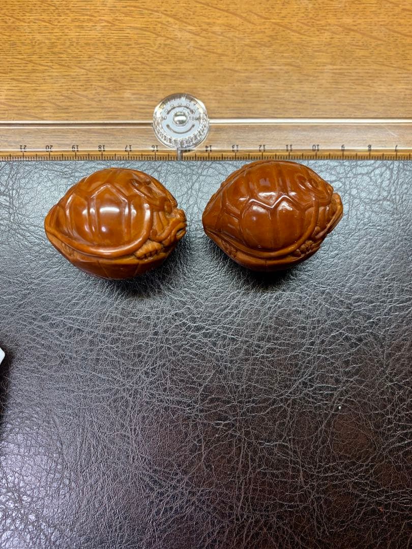 茶色の亀彫刻 2個セット 根付 提げ物 緒締め玉 天然素材 緒締