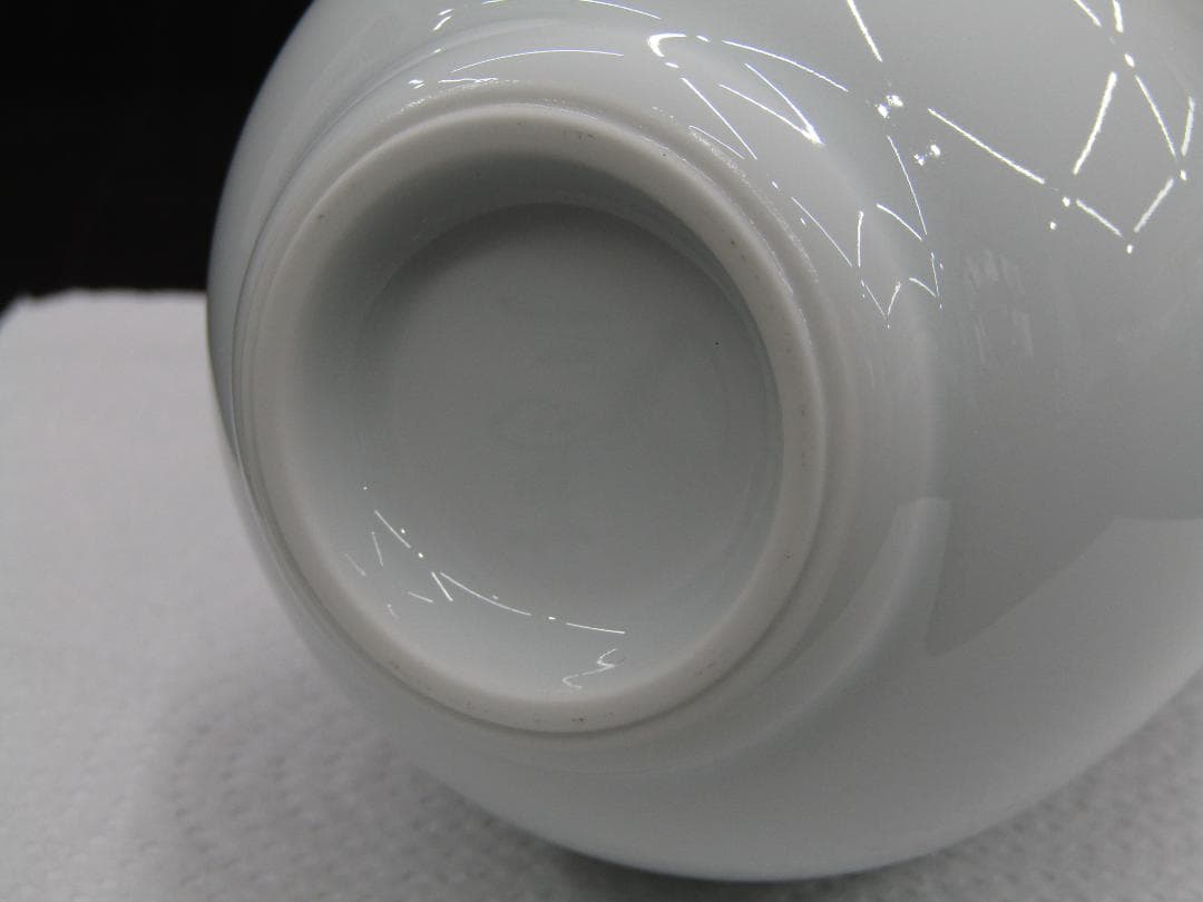 未使用品】有田焼 人間国宝 井上萬二 作 白磁彫紋一輪差 花柄 - メルカリ