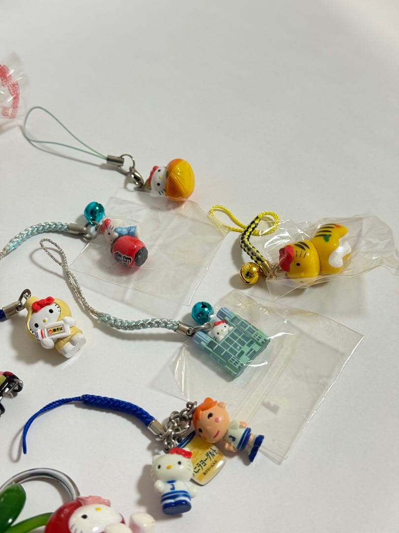 【まとめ売り】ご当地キティ 限定版ストラップとペンセット