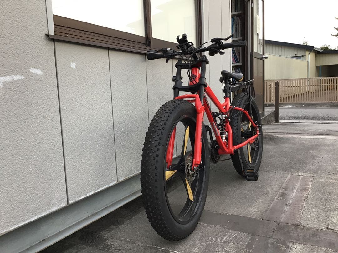 赤いファットバイク フロントサスペンション付き