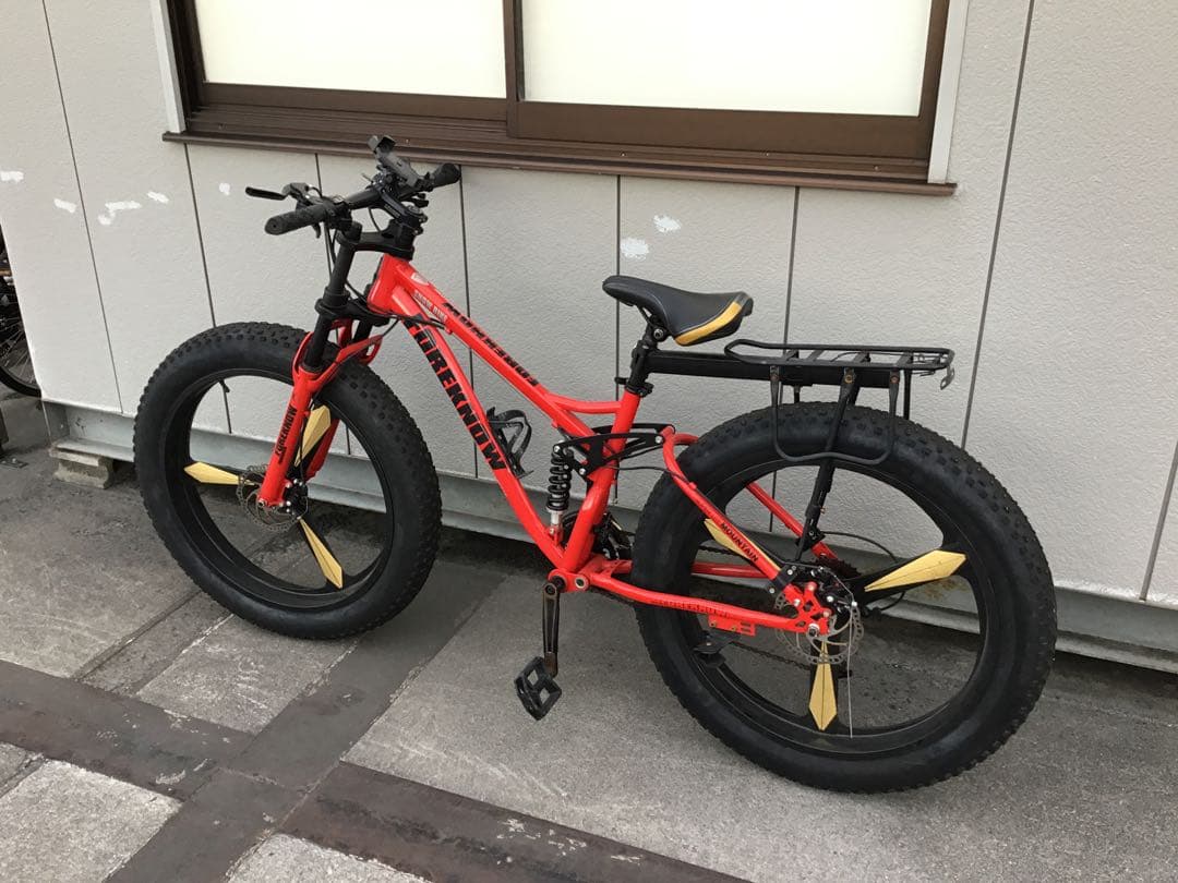 赤いファットバイク フロントサスペンション付き