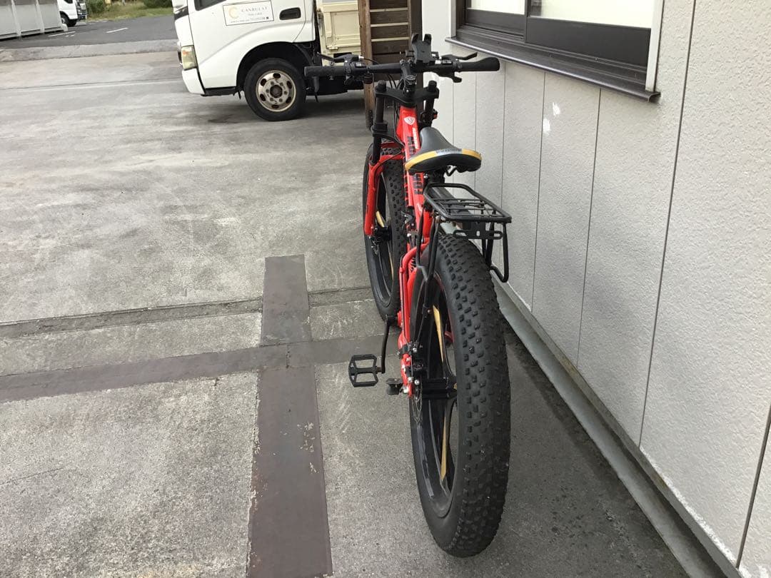 赤いファットバイク フロントサスペンション付き