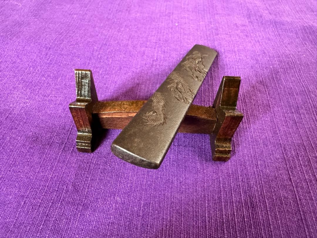 成龍軒栄寿　最高峰品　鉄地龍図小柄　特保確実　真作保証（日本刀装具笄鍔鐔目貫小刀